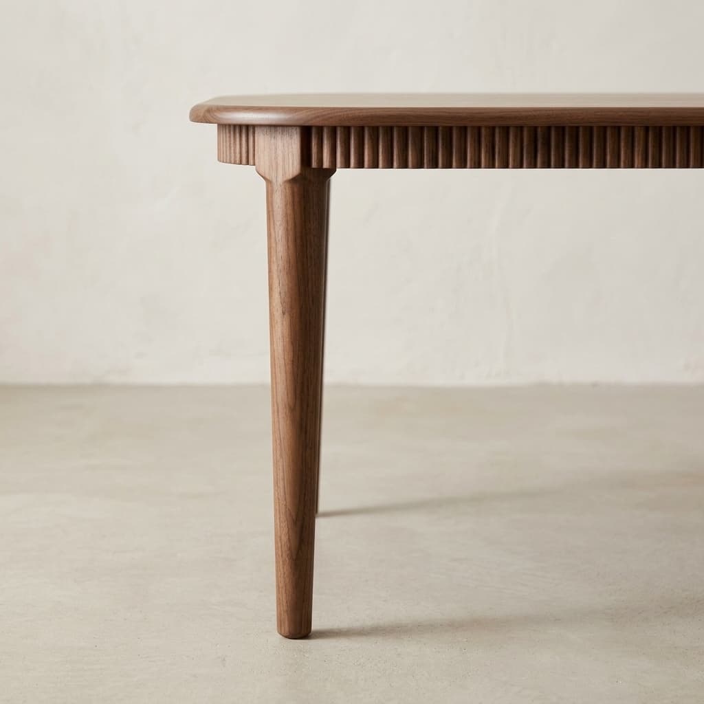 Crest table, wood grain close-up